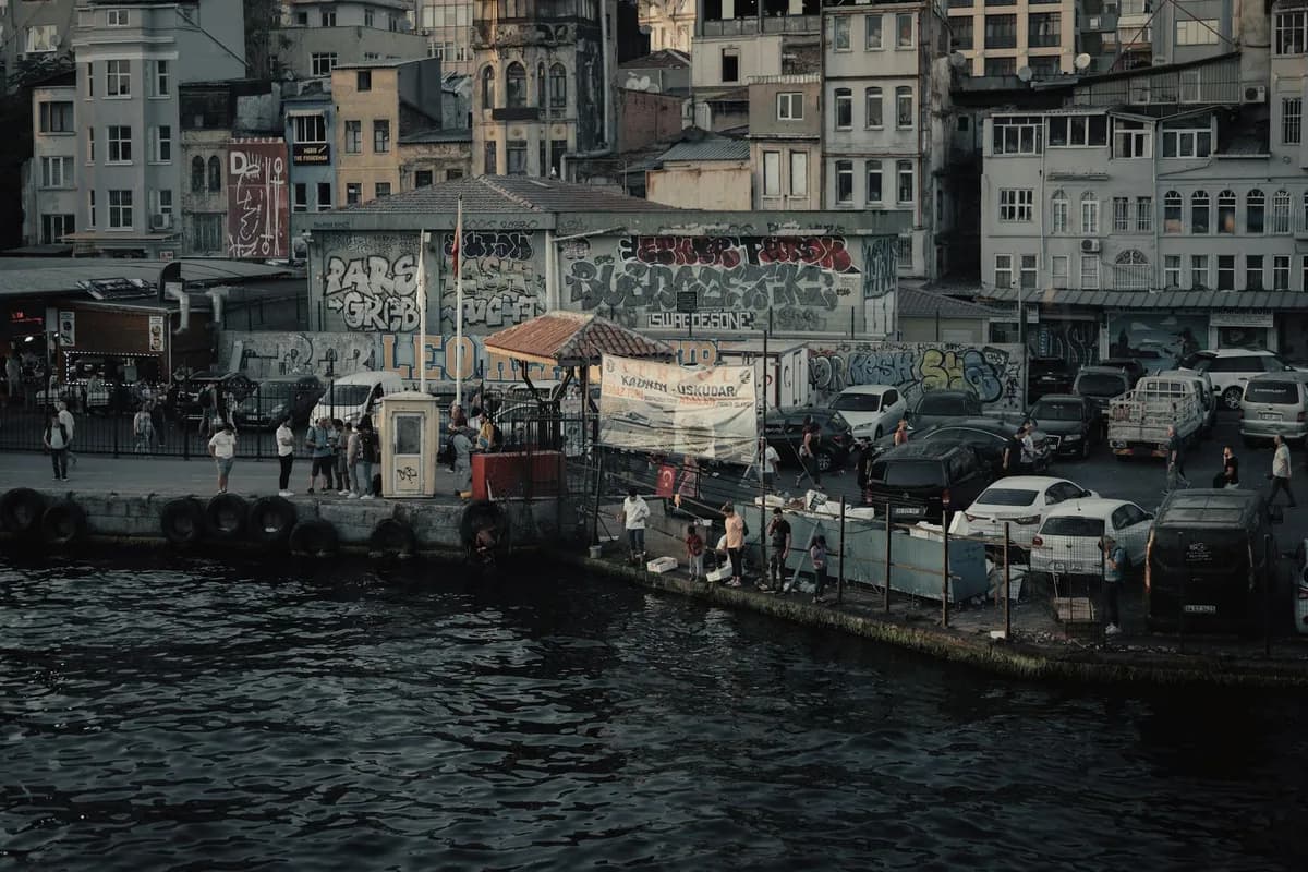 Kadıköy Balık Pazarı Rehberi: Saatler, Fiyatlar ve Alışveriş Tüyoları