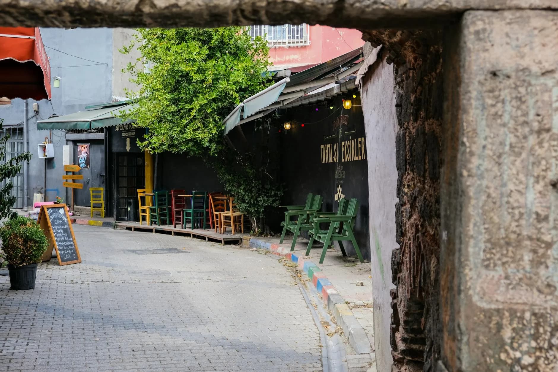 Kadıköy Barlar Sokağı Rehberi: Kadife Sokak, Moda ve Gece Hayatı