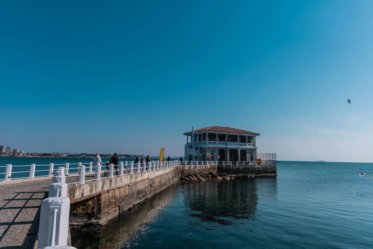 Kadıköy'de Su Sporları: Kayak, SUP ve Yelken Mekanları Rehberi