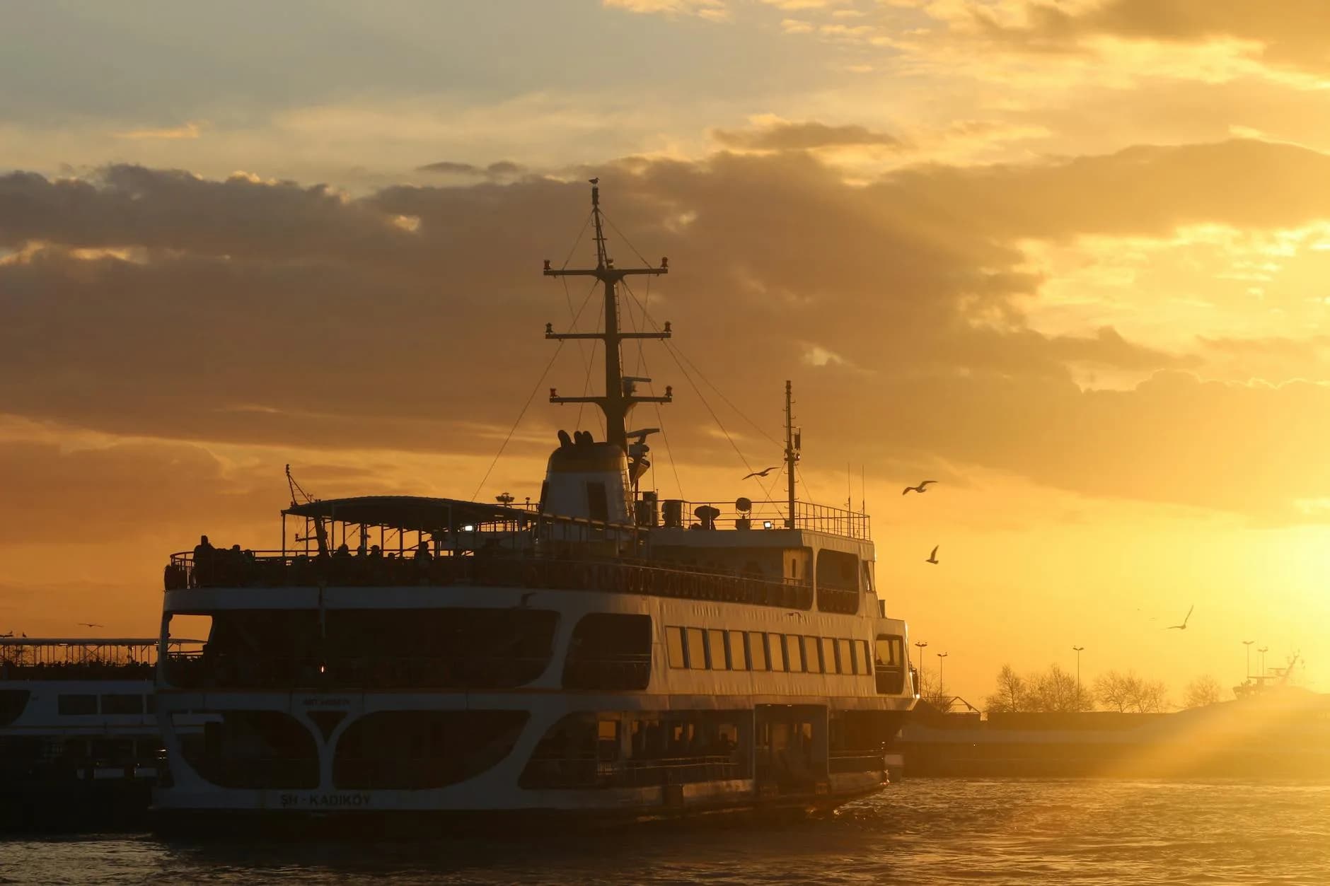 Kadıköy'de Romantik Gün Planı: Sahil, Gün Batımı ve Akşam Yemeği