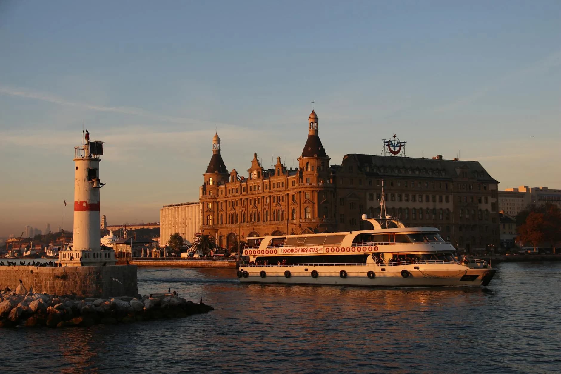 Kadıköy'de Bir Gün: Sabah Kahvesinden Gün Batımına Yürüyüş Rotası