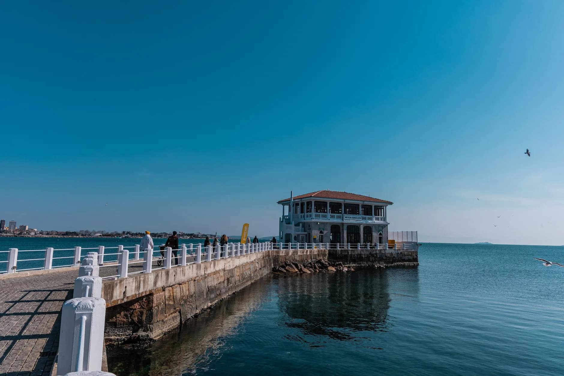 Yeldeğirmeni Rehberi: Murallar, Kahveciler ve Alternatif Kadıköy Rotası