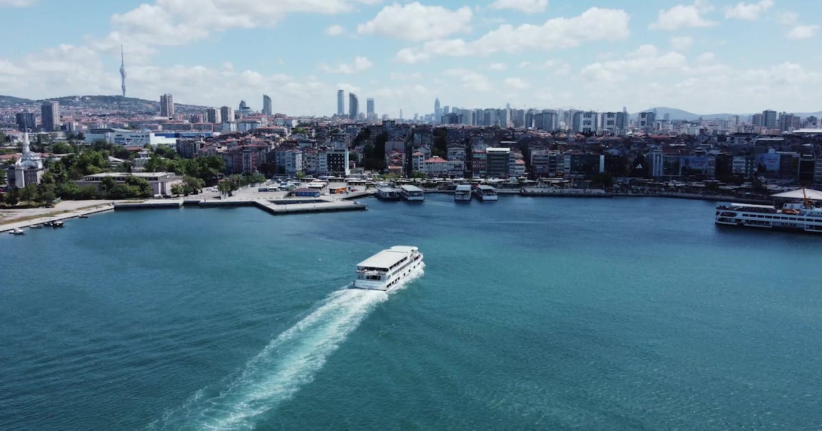 Kadıköy sahili ve İstanbul manzarası