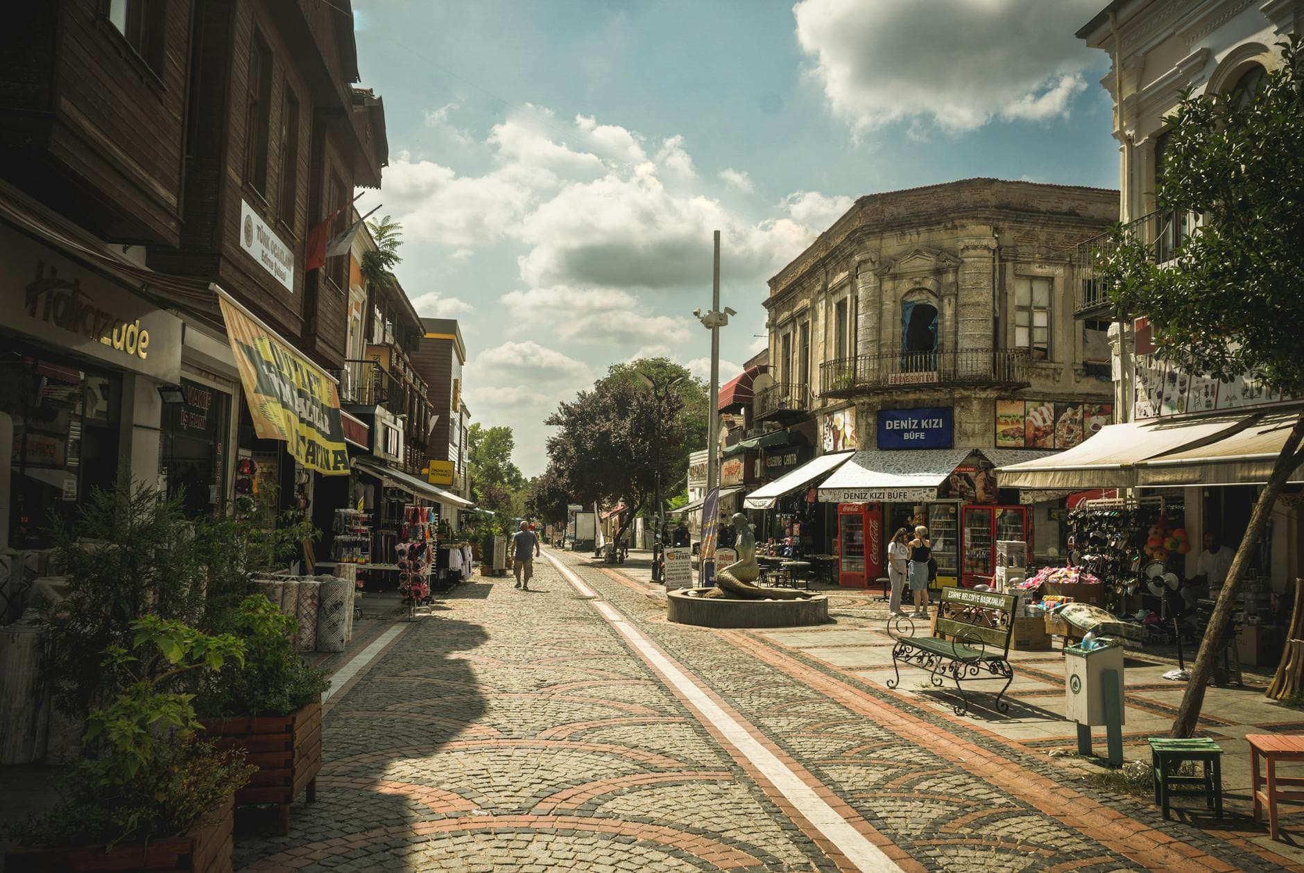 Bağdat Caddesi Kadıköy Rehberi: Alışveriş, Kafe ve Ulaşım