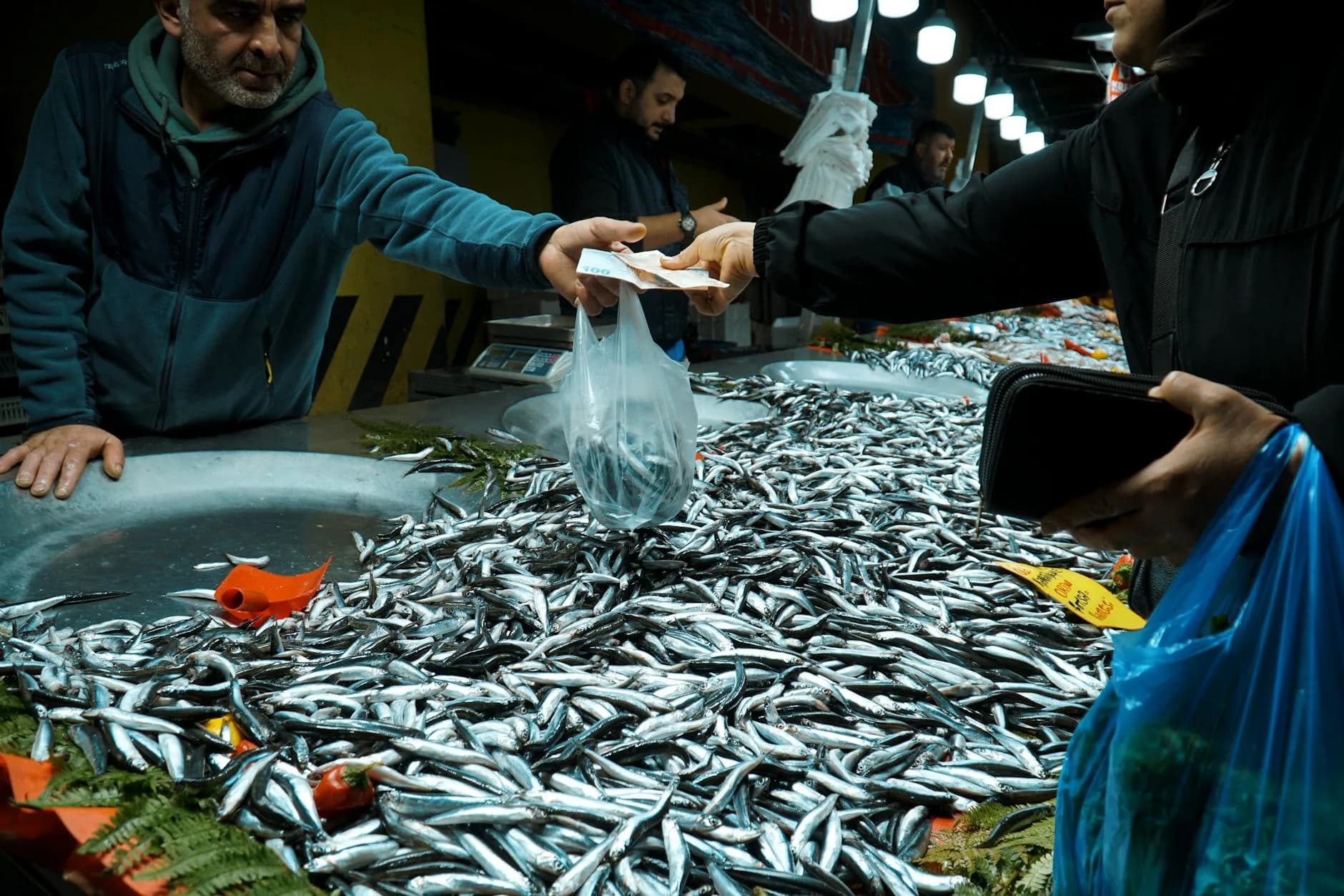 Kadıköy Çarşısı Rehberi: Balık Pazarı, Lezzet Durakları ve Ara Sokaklar