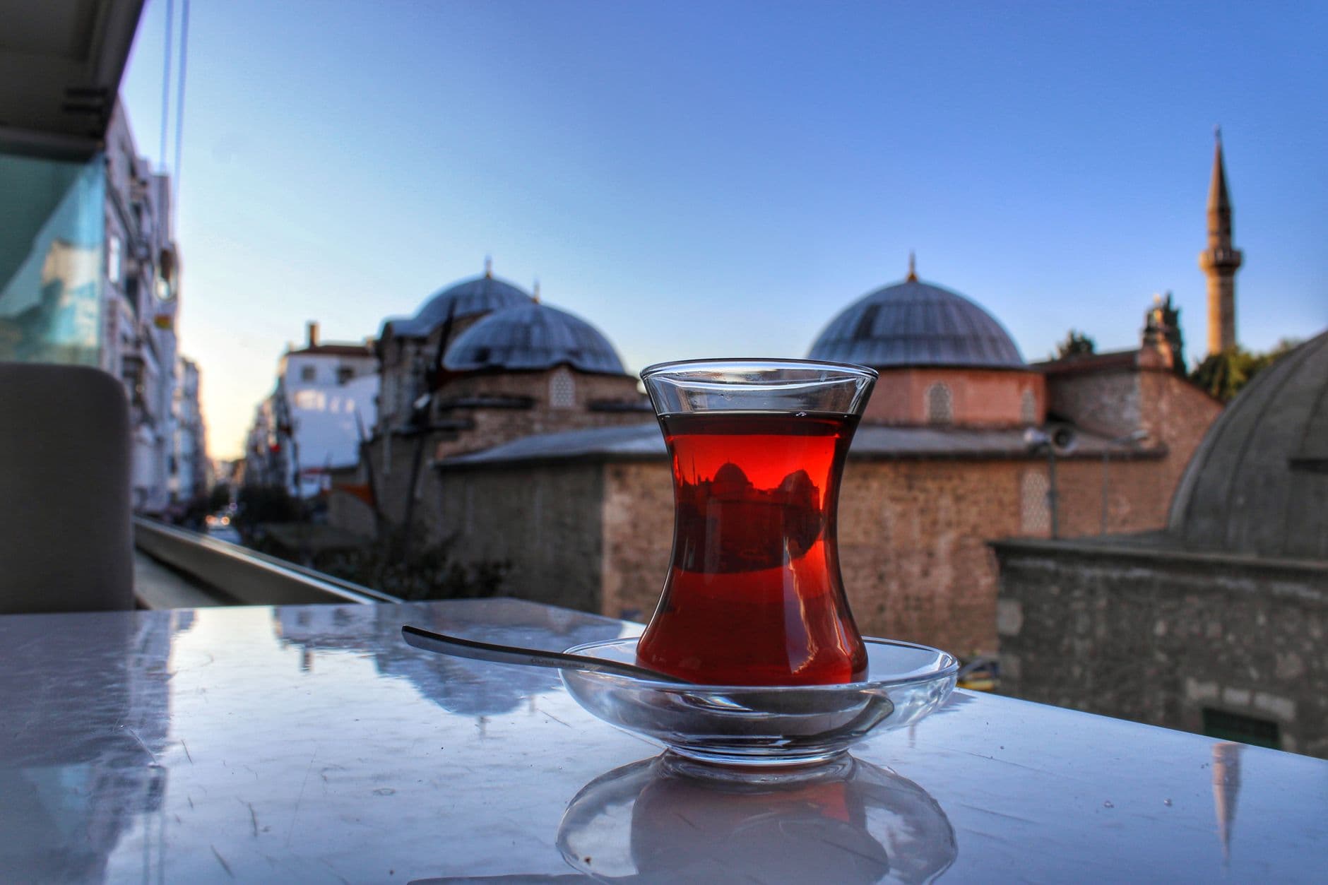 Kadıköy Çay Kültürü: Çayhaneler, Çay Bahçeleri ve Türk Çayı Rotası