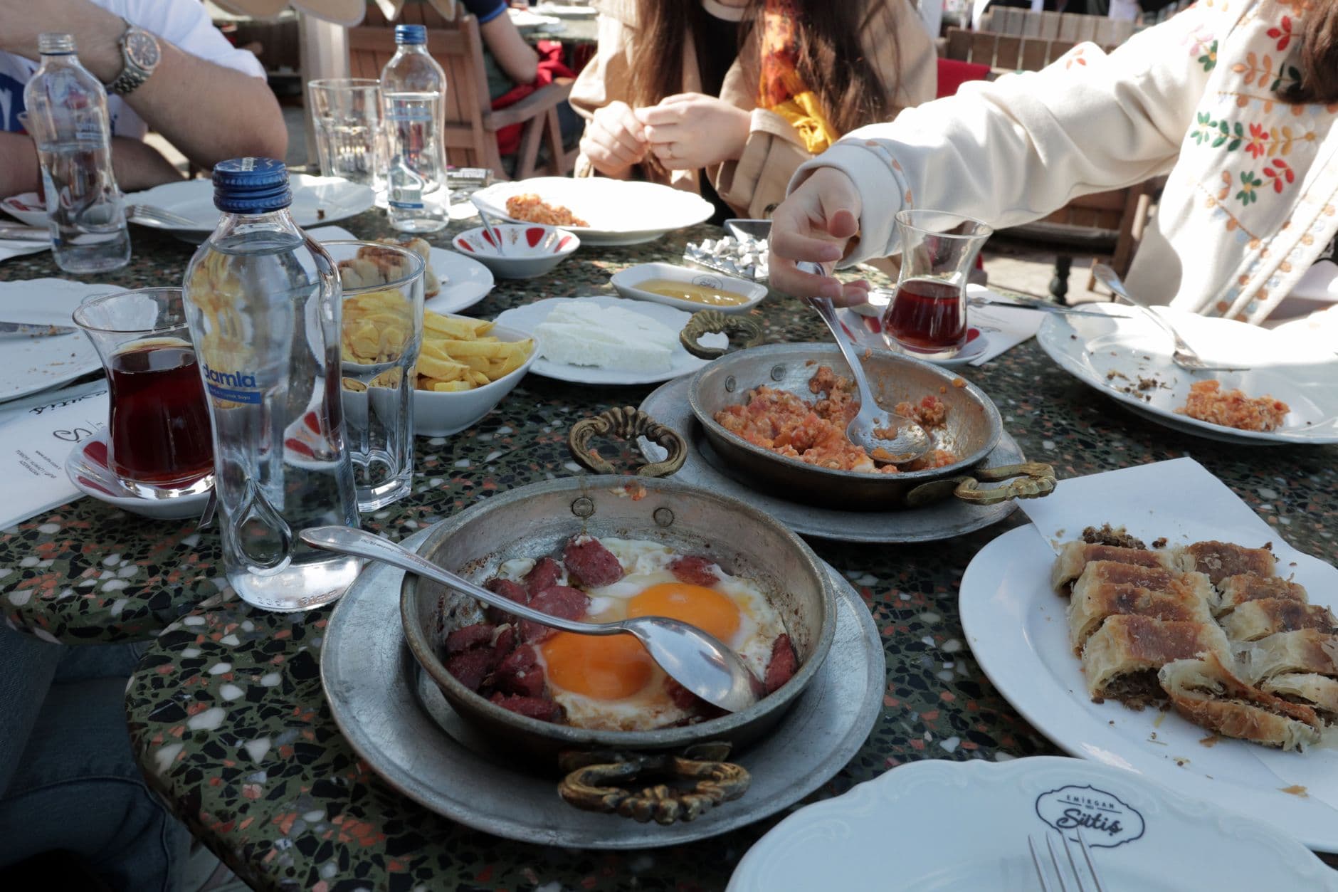 Kadıköy'de Açık Büfe Kahvaltı: Serpme, Brunch ve Sınırsız Seçenek