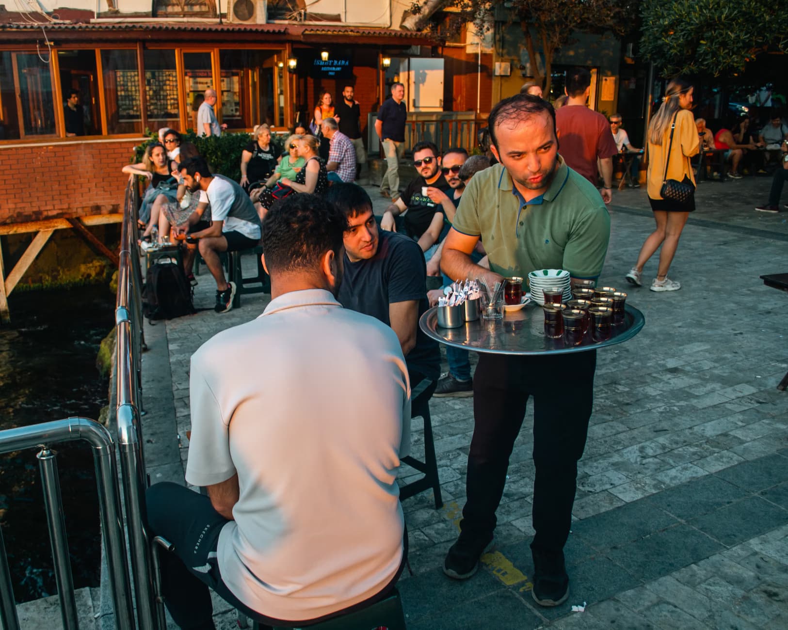 Kadıköy'de Alkolsüz Eğlence Rehberi: Çay, Tatlı, Etkinlik ve Kafe