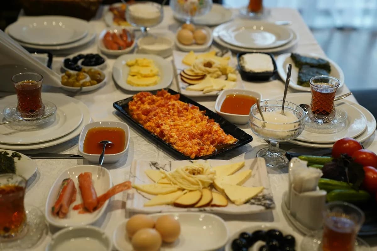 Kadıköy'de Kahvaltı Nerede Yapılır: En İyi Serpme Kahvaltı ve Simit Rotaları