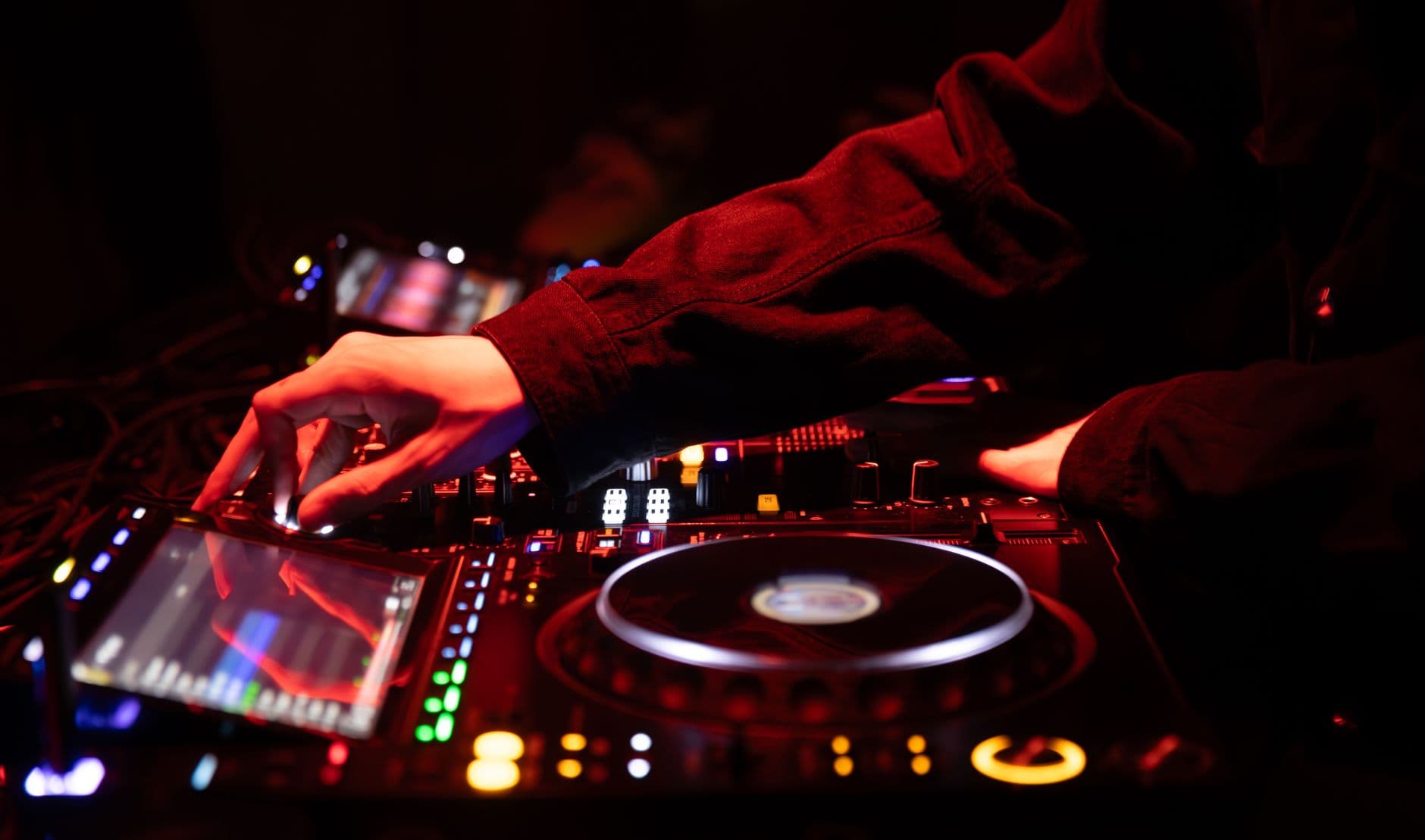 Kadıköy'de Müzik Dinleme Mekanları: Canlı Sahne ve Vinyl DJ Rotaları