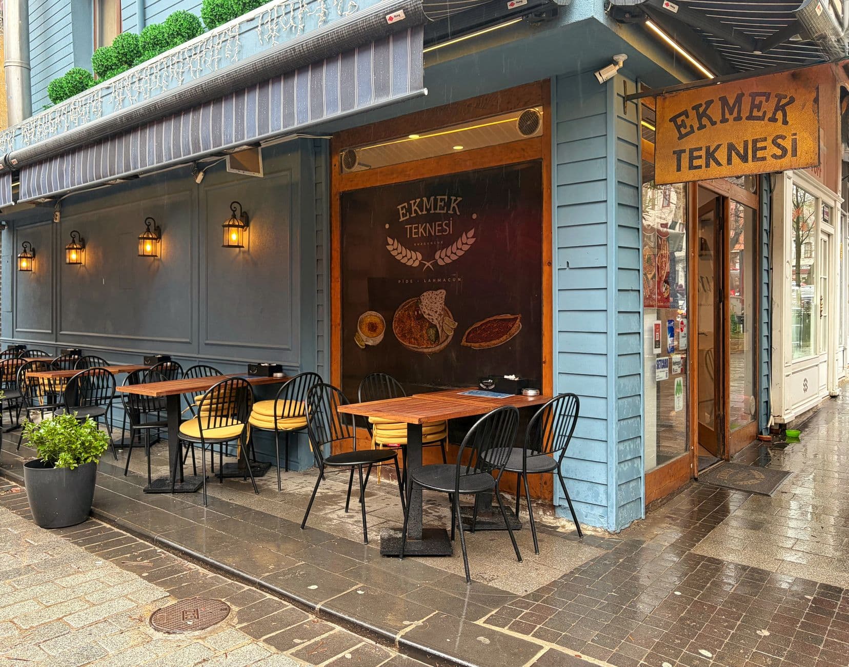 Kadıköy'de Nargile Kafe Rehberi: Atmosfer, Fiyat ve Ziyaret Saatleri