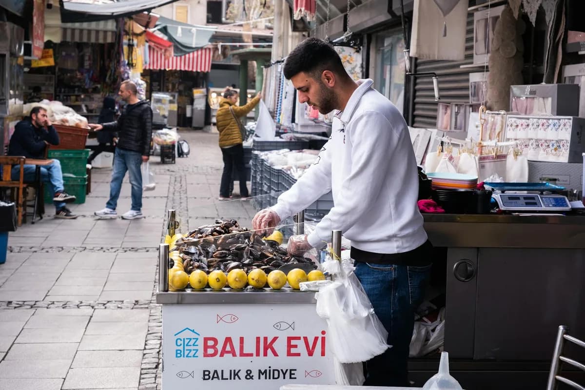 Kadıköy Döner ve Sokak Lezzetleri: Balık Ekmek, Midye Dolma ve Hızlı Atıştırmalık