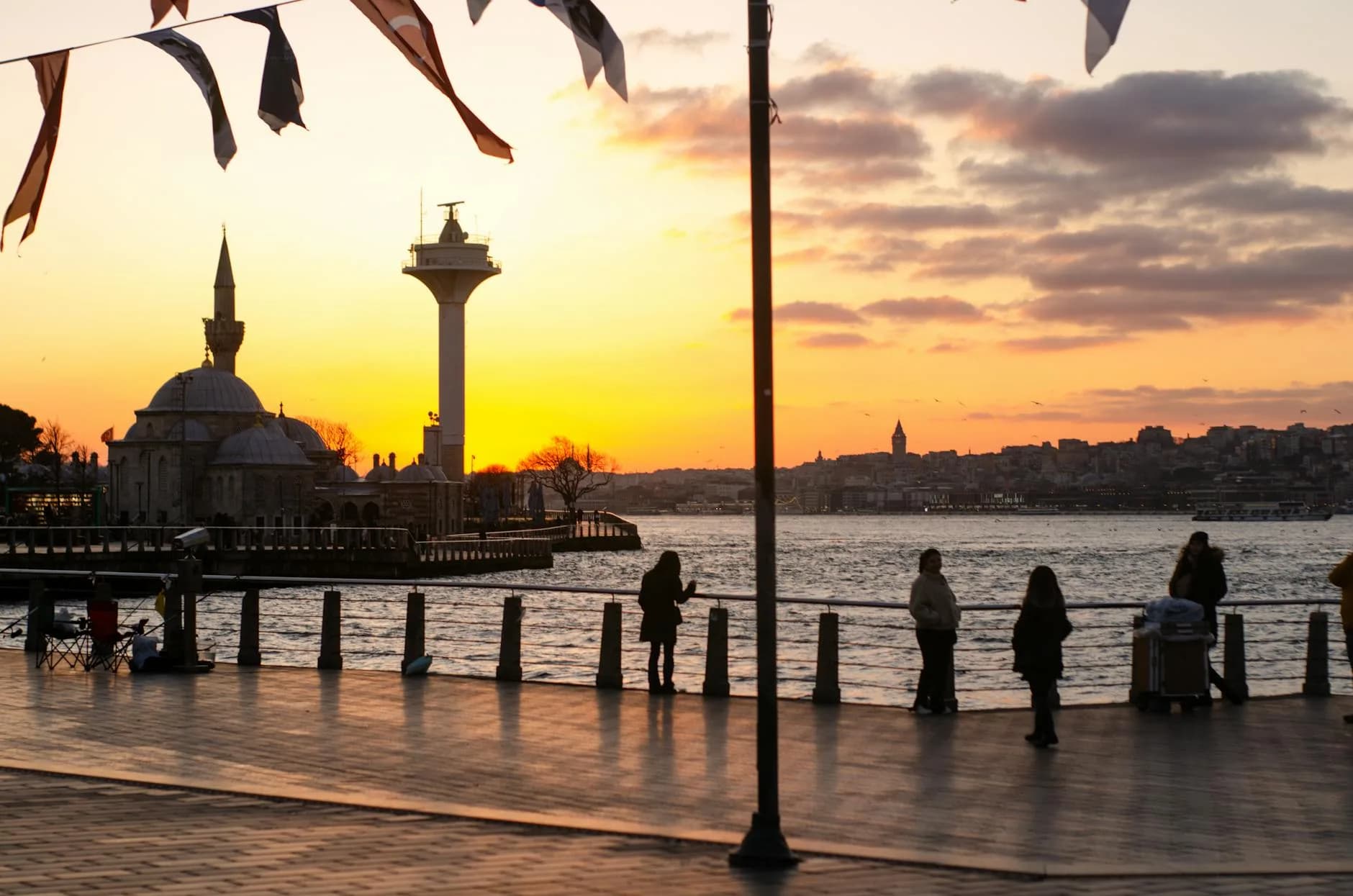Kadıköy'de Hafta Sonu Planı: Sabah Kahvesinden Akşam Yemeğine Tam Gün Rehber