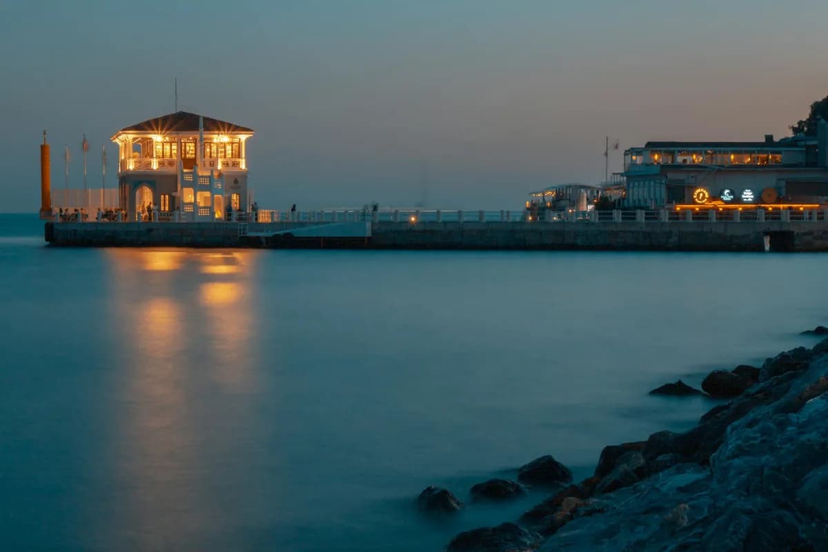Kadıköy Lüks Rehberi: Premium Restoranlar, Butik Oteller ve VIP Deneyimler
