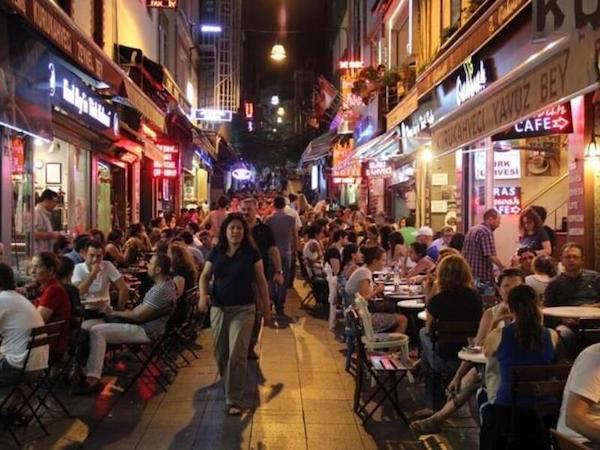 Kadıköy Barlar Sokağı: Bir Geceye Damga Vuran Yer - Kadıköy blog görseli