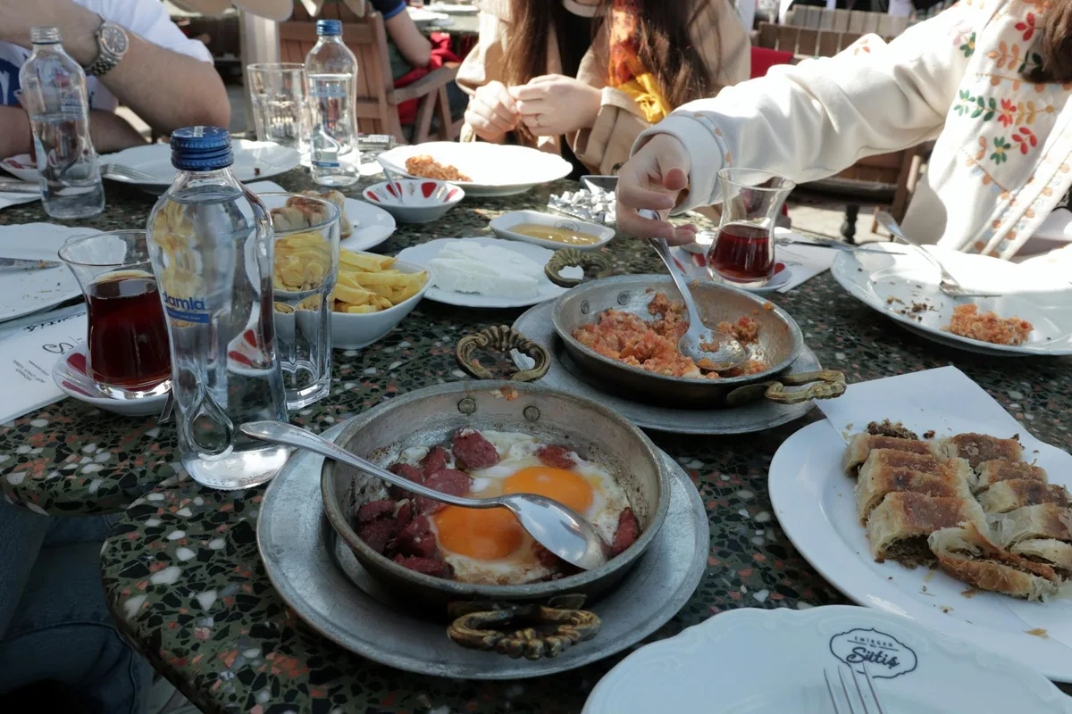 Bostancı'da Kahvaltı ve Brunch: Sahil Kafelerinden Ev Yemeklerine Rehber - Kadıköy rehber görseli