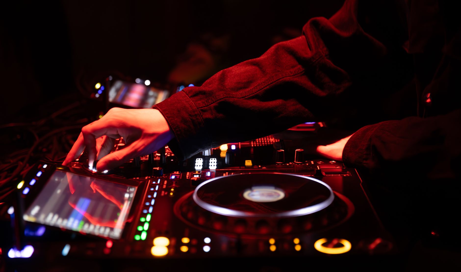 Kadıköy'de Müzik Dinleme Mekanları: Canlı Sahne ve Vinyl DJ Rotaları - Kadıköy rehber görseli