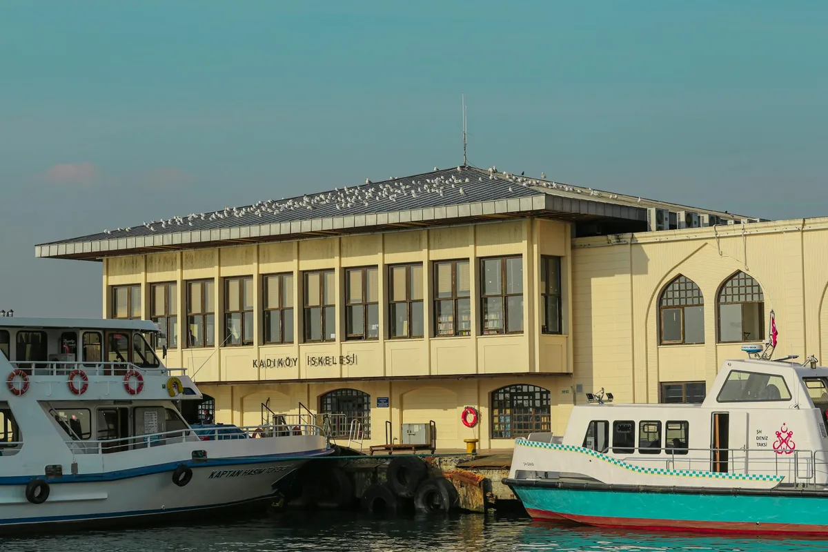 Kadıköy'de Yerel Gibi Yaşamak: Sıradan Bir Günün Rutini ve Gizli Noktalar - Kadıköy rehber görseli