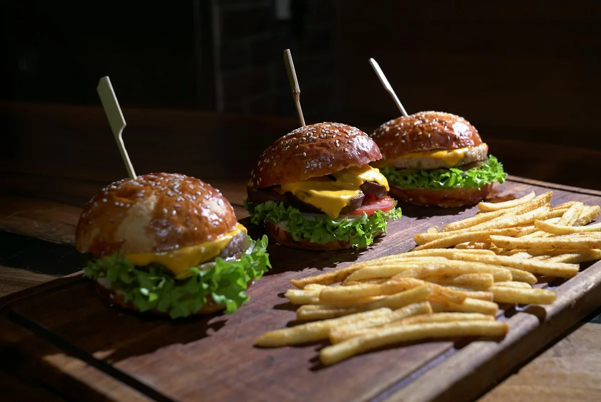 Kadıköy Fast Food ve Pratik Yemek Rehberi: Burger, Wrap ve Hızlı Öğle - Kadıköy rehber görseli