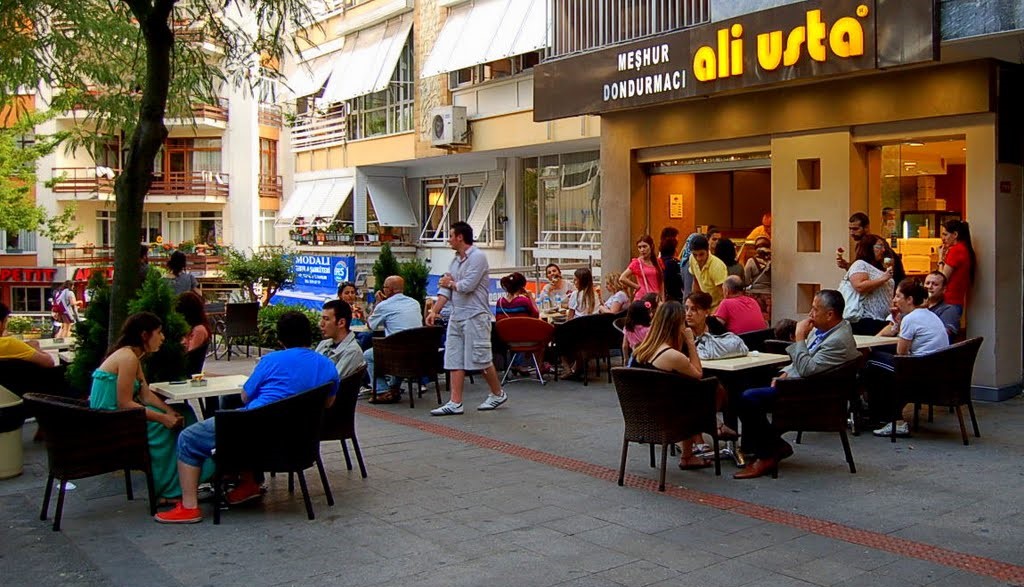 Dondurmacı Ali Usta Kadıköy ve Moda Bölgesinin Meşhur Dondurmacısı